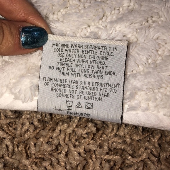 2 Rugs - Picture 5 of 5